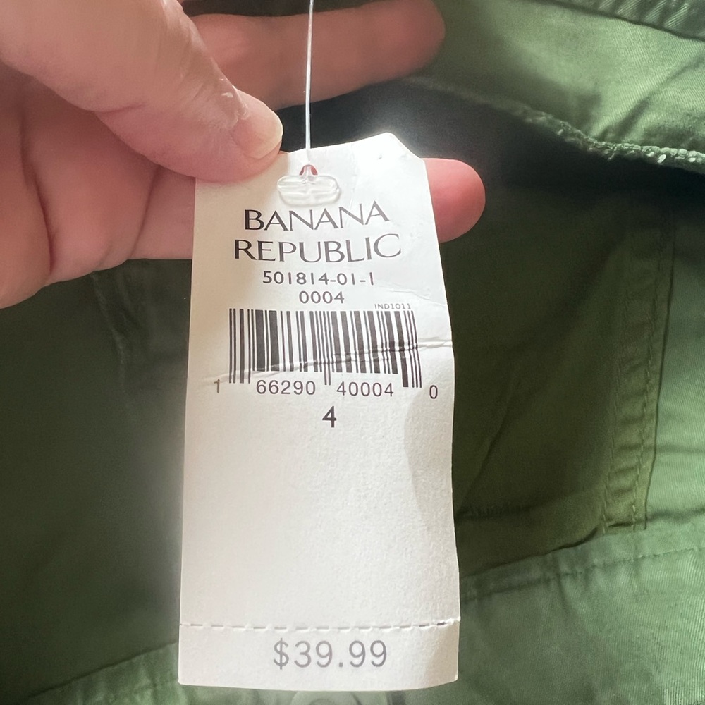 Banana Republic NWT green shorts, size 4. - Picture 4 of 5